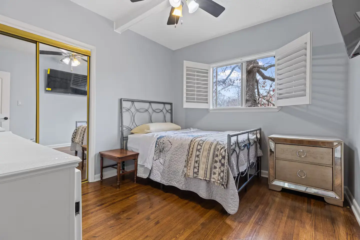 Family-friendly queen bedroom with cot and modern amenities